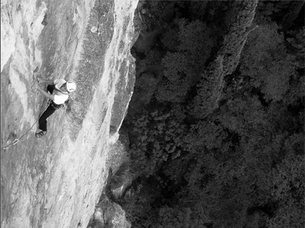 Nuova via sul Monte Colodri per Antonini e Calzà - Massimo Antonini e Giampaolo ‘Trota’ Calzà hanno aperto la Via Giovanni Segantini (280m, 6c+ max) sulla parete est del Monte Colodri (Arco, Trentino).
