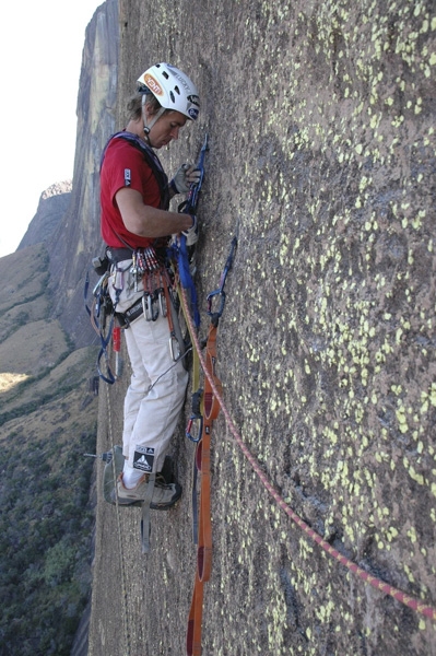 Tough Enough, sfida internazionale sul Tsaranoro nel Madagascar - La storia di uno sforzo collettivo per liberare tutti i tiri di una delle big wall più difficili del mondo, Tough Enough 8b+ 400m sul Karambony, massiccio del Tsaranoro, Madagascar.