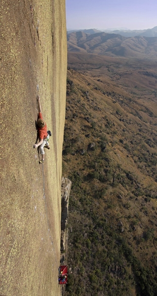 Tough Enough, sfida internazionale sul Tsaranoro nel Madagascar - La storia di uno sforzo collettivo per liberare tutti i tiri di una delle big wall più difficili del mondo, Tough Enough 8b+ 400m sul Karambony, massiccio del Tsaranoro, Madagascar.