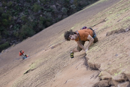 Tough Enough, sfida internazionale sul Tsaranoro nel Madagascar - La storia di uno sforzo collettivo per liberare tutti i tiri di una delle big wall più difficili del mondo, Tough Enough 8b+ 400m sul Karambony, massiccio del Tsaranoro, Madagascar.