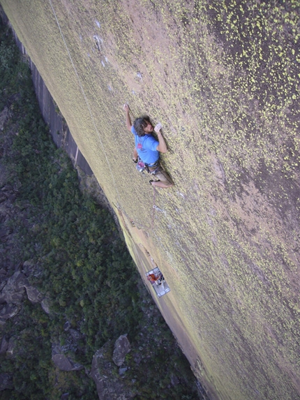 Tough Enough, sfida internazionale sul Tsaranoro nel Madagascar - La storia di uno sforzo collettivo per liberare tutti i tiri di una delle big wall più difficili del mondo, Tough Enough 8b+ 400m sul Karambony, massiccio del Tsaranoro, Madagascar.