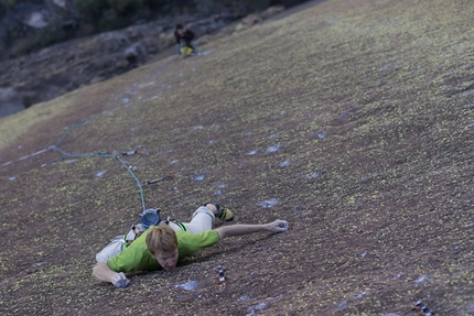 Tough Enough, sfida internazionale sul Tsaranoro nel Madagascar - La storia di uno sforzo collettivo per liberare tutti i tiri di una delle big wall più difficili del mondo, Tough Enough 8b+ 400m sul Karambony, massiccio del Tsaranoro, Madagascar.