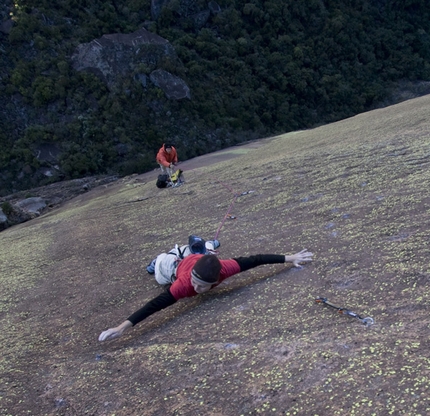 Tough Enough, sfida internazionale sul Tsaranoro nel Madagascar - La storia di uno sforzo collettivo per liberare tutti i tiri di una delle big wall più difficili del mondo, Tough Enough 8b+ 400m sul Karambony, massiccio del Tsaranoro, Madagascar.