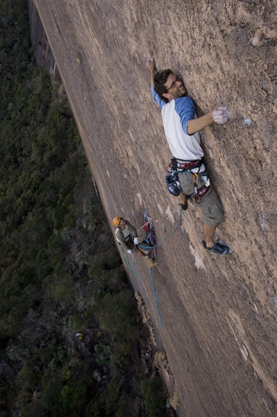 Tough Enough, sfida internazionale sul Tsaranoro nel Madagascar - La storia di uno sforzo collettivo per liberare tutti i tiri di una delle big wall più difficili del mondo, Tough Enough 8b+ 400m sul Karambony, massiccio del Tsaranoro, Madagascar.