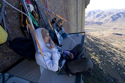 Tough Enough, sfida internazionale sul Tsaranoro nel Madagascar - La storia di uno sforzo collettivo per liberare tutti i tiri di una delle big wall più difficili del mondo, Tough Enough 8b+ 400m sul Karambony, massiccio del Tsaranoro, Madagascar.