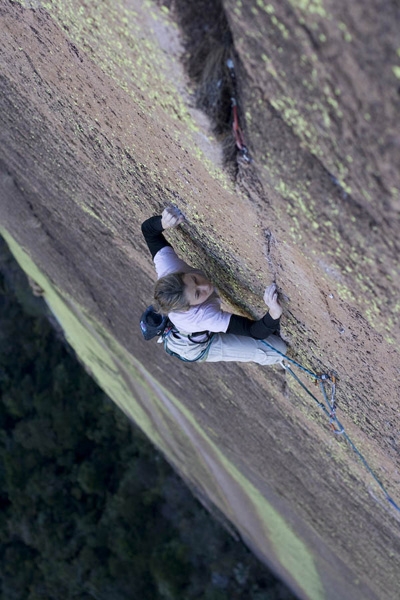 Tough Enough, sfida internazionale sul Tsaranoro nel Madagascar - La storia di uno sforzo collettivo per liberare tutti i tiri di una delle big wall più difficili del mondo, Tough Enough 8b+ 400m sul Karambony, massiccio del Tsaranoro, Madagascar.