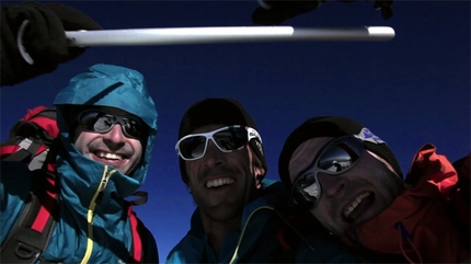 La Classica Moderna - Eneko Pou, Hervé Barmasse and Iker Pou on the summit of Mont Blanc after establishing their new route La Classica Moderna (08/2011)