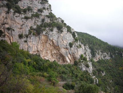 Arrampicare a Positano - Da tempo si mormora del potenziale per l'arrampicata sportiva sulla incantevole Costa Amalfitana. Cristiano Bacci ci svela alcuni dei segreti a Montepertuso, attorno a Positano.