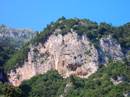 Climbing at Positano, Amalfi coast, Italy - Climbers have whispered about the sport climbing potential on the enchanting Amalfi Coast for many years. Cristiano Bacci now reveals the secrets around Montepertuso, close to Positano.