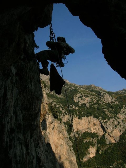 Arrampicare a Positano - Da tempo si mormora del potenziale per l'arrampicata sportiva sulla incantevole Costa Amalfitana. Cristiano Bacci ci svela alcuni dei segreti a Montepertuso, attorno a Positano.