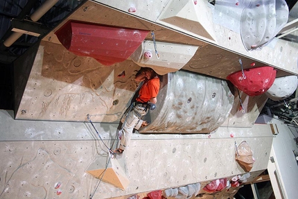 Coppa del mondo arrampicata Lead a Johanna Ernst e Jorg Verhoeven - Il 16/11/2008 a Kranj (Slovenia) l’austrica Johanna Ernst ha vinto la sesta e ultima prova della World Cup Lead davanti a Maja Vidmar e Akiyo Noguchi. In gara maschile lo sloveno Klemen Becan supera Jorg Verhoeven e Patxi Usobiaga. Con questo risultato la Ernst e Verhoeven si aggiudicano la loro prima Coppa del mondo Lead.