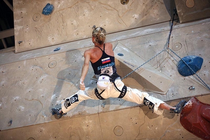 Coppa del mondo arrampicata Lead a Johanna Ernst e Jorg Verhoeven - Il 16/11/2008 a Kranj (Slovenia) l’austrica Johanna Ernst ha vinto la sesta e ultima prova della World Cup Lead davanti a Maja Vidmar e Akiyo Noguchi. In gara maschile lo sloveno Klemen Becan supera Jorg Verhoeven e Patxi Usobiaga. Con questo risultato la Ernst e Verhoeven si aggiudicano la loro prima Coppa del mondo Lead.