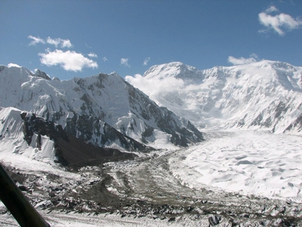 Tien Shan 2008 per due team sloveni - Nel luglio scorso Ales Holc, Matej Smrkolj e Tadej Kriselj hanno salito Slovenian birthday party (TD+, 1000m), nuova via lungo la nord del Pik Parashutny 5360m. Tine Marence e Andrej Magajne hanno realizzato la probabile prima ripetizione della Via degli sloveni sul Pik Troglav e una veloce salita del Khan Tengry (7010m).