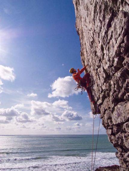 Dall'arrampicata trad di Pembroke agli strapiombi di Ospo - Il viaggio dei climber triestini Erik Švab e Igor Žerjal e degli sloveni Klemen Premrl, Miha Jazbec e Uroš Saksida per conoscere l’arrampicata “trad” sulle scogliere di Pembroke (Galles). Un “allenamento che a Svab ha fruttato una veloce ripetizione di “Bitka s stalaktiti” a Ospo (Slovenia).