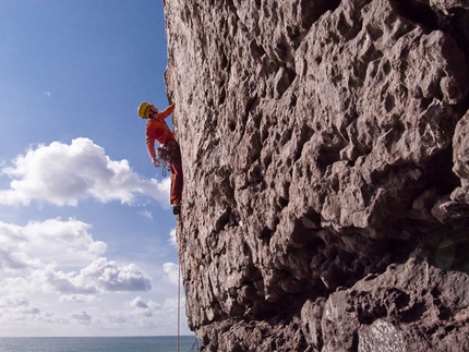 Dall'arrampicata trad di Pembroke agli strapiombi di Ospo - Il viaggio dei climber triestini Erik Švab e Igor Žerjal e degli sloveni Klemen Premrl, Miha Jazbec e Uroš Saksida per conoscere l’arrampicata “trad” sulle scogliere di Pembroke (Galles). Un “allenamento che a Svab ha fruttato una veloce ripetizione di “Bitka s stalaktiti” a Ospo (Slovenia).