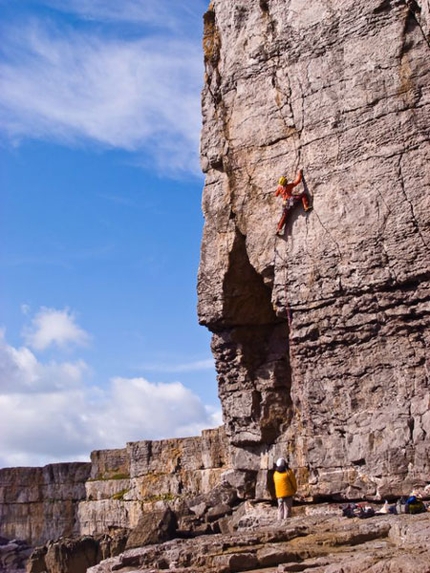 Dall'arrampicata trad di Pembroke agli strapiombi di Ospo - Il viaggio dei climber triestini Erik Švab e Igor Žerjal e degli sloveni Klemen Premrl, Miha Jazbec e Uroš Saksida per conoscere l’arrampicata “trad” sulle scogliere di Pembroke (Galles). Un “allenamento che a Svab ha fruttato una veloce ripetizione di “Bitka s stalaktiti” a Ospo (Slovenia).