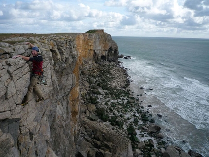 Dall'arrampicata trad di Pembroke agli strapiombi di Ospo - Il viaggio dei climber triestini Erik Švab e Igor Žerjal e degli sloveni Klemen Premrl, Miha Jazbec e Uroš Saksida per conoscere l’arrampicata “trad” sulle scogliere di Pembroke (Galles). Un “allenamento che a Svab ha fruttato una veloce ripetizione di “Bitka s stalaktiti” a Ospo (Slovenia).