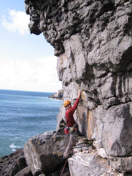 Dall'arrampicata trad di Pembroke agli strapiombi di Ospo - Il viaggio dei climber triestini Erik Švab e Igor Žerjal e degli sloveni Klemen Premrl, Miha Jazbec e Uroš Saksida per conoscere l’arrampicata “trad” sulle scogliere di Pembroke (Galles). Un “allenamento che a Svab ha fruttato una veloce ripetizione di “Bitka s stalaktiti” a Ospo (Slovenia).