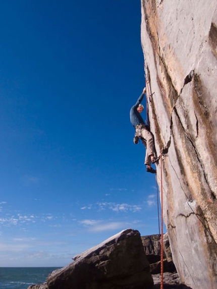 Dall'arrampicata trad di Pembroke agli strapiombi di Ospo - Il viaggio dei climber triestini Erik Švab e Igor Žerjal e degli sloveni Klemen Premrl, Miha Jazbec e Uroš Saksida per conoscere l’arrampicata “trad” sulle scogliere di Pembroke (Galles). Un “allenamento che a Svab ha fruttato una veloce ripetizione di “Bitka s stalaktiti” a Ospo (Slovenia).