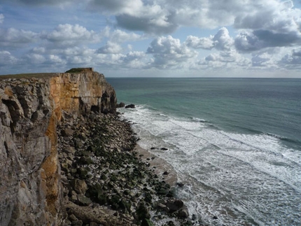 Dall'arrampicata trad di Pembroke agli strapiombi di Ospo - Il viaggio dei climber triestini Erik Švab e Igor Žerjal e degli sloveni Klemen Premrl, Miha Jazbec e Uroš Saksida per conoscere l’arrampicata “trad” sulle scogliere di Pembroke (Galles). Un “allenamento che a Svab ha fruttato una veloce ripetizione di “Bitka s stalaktiti” a Ospo (Slovenia).