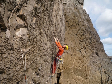 Dall'arrampicata trad di Pembroke agli strapiombi di Ospo - Il viaggio dei climber triestini Erik Švab e Igor Žerjal e degli sloveni Klemen Premrl, Miha Jazbec e Uroš Saksida per conoscere l’arrampicata “trad” sulle scogliere di Pembroke (Galles). Un “allenamento che a Svab ha fruttato una veloce ripetizione di “Bitka s stalaktiti” a Ospo (Slovenia).