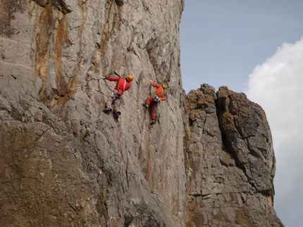 Dall'arrampicata trad di Pembroke agli strapiombi di Ospo - Il viaggio dei climber triestini Erik Švab e Igor Žerjal e degli sloveni Klemen Premrl, Miha Jazbec e Uroš Saksida per conoscere l’arrampicata “trad” sulle scogliere di Pembroke (Galles). Un “allenamento che a Svab ha fruttato una veloce ripetizione di “Bitka s stalaktiti” a Ospo (Slovenia).