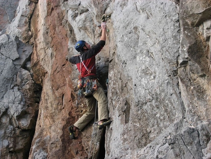 Dall'arrampicata trad di Pembroke agli strapiombi di Ospo - Il viaggio dei climber triestini Erik Švab e Igor Žerjal e degli sloveni Klemen Premrl, Miha Jazbec e Uroš Saksida per conoscere l’arrampicata “trad” sulle scogliere di Pembroke (Galles). Un “allenamento che a Svab ha fruttato una veloce ripetizione di “Bitka s stalaktiti” a Ospo (Slovenia).