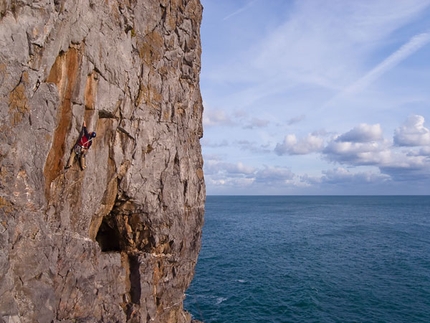 Dall'arrampicata trad di Pembroke agli strapiombi di Ospo - Il viaggio dei climber triestini Erik Švab e Igor Žerjal e degli sloveni Klemen Premrl, Miha Jazbec e Uroš Saksida per conoscere l’arrampicata “trad” sulle scogliere di Pembroke (Galles). Un “allenamento che a Svab ha fruttato una veloce ripetizione di “Bitka s stalaktiti” a Ospo (Slovenia).