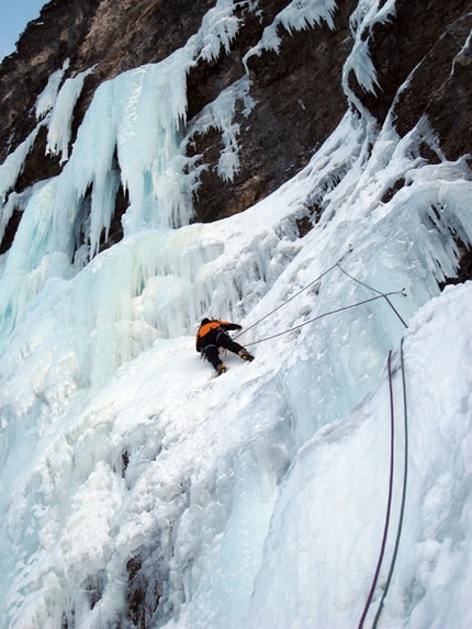 Per Leila and 2 new icefalls in Friuli - On 17/01/2009 Luca Vuerich and Marco Milanese carried out the first ascent of  'Per Leila' (120m, III/6+) in Val Riofreddo (Cima delle Cenge, Julian Alps). 0n 9/01, Luca Vuerich, Eros Busetto and Michele Martina made the first ascents of Eros and The Prophet (Fusine, Mangart, Julian Alps).