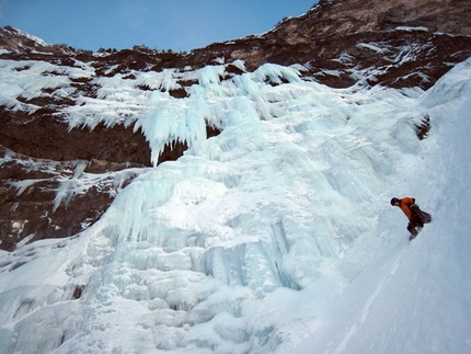 Per Leila and 2 new icefalls in Friuli - On 17/01/2009 Luca Vuerich and Marco Milanese carried out the first ascent of  'Per Leila' (120m, III/6+) in Val Riofreddo (Cima delle Cenge, Julian Alps). 0n 9/01, Luca Vuerich, Eros Busetto and Michele Martina made the first ascents of Eros and The Prophet (Fusine, Mangart, Julian Alps).