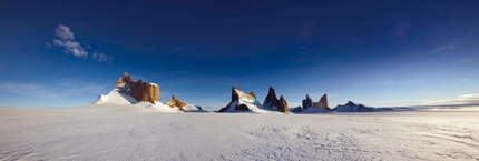 Antarctic, new routes for Huber, Siegrist and Richl - Interview with Alexander Huber who together with his brother Thomas, Stephan Siegrist and Max Riechl carried out three first ascents on Holtanna and Ulvetanna, two relatively unknown, remote and beautiful mountains in the Antarctic.