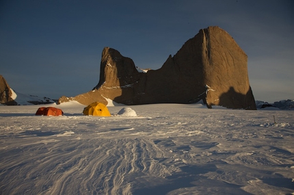 Antartide, vie nuove per Huber, Siegrist e Richl - Intervista ad Alexander Huber che lo scorso dicembre insieme al fratello Thomas, Stephan Siegrist e Max Riechl ha aperto tre vie nuove sull' Holtanna e l'Ulvetanna due semi sconosciute quanto remote e bellissime montagne dell'Antartide.