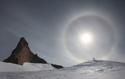 Antarctic, new routes for Huber, Siegrist and Richl - Interview with Alexander Huber who together with his brother Thomas, Stephan Siegrist and Max Riechl carried out three first ascents on Holtanna and Ulvetanna, two relatively unknown, remote and beautiful mountains in the Antarctic.