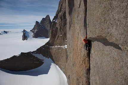 Antartide, vie nuove per Huber, Siegrist e Richl - Intervista ad Alexander Huber che lo scorso dicembre insieme al fratello Thomas, Stephan Siegrist e Max Riechl ha aperto tre vie nuove sull' Holtanna e l'Ulvetanna due semi sconosciute quanto remote e bellissime montagne dell'Antartide.