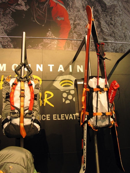 ISPO Monaco. Ma dov'è questa crisi? - Si è appena chiuso l'Ispo winter 2009, il grande salone dell'outdoor di Monaco salutato anche quest'anno da un successo di espositori e visitatori. Noi cerchiamo di fare un piccolo punto delle novità e del trend 