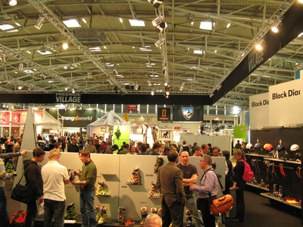 ISPO Monaco. Ma dov'è questa crisi? - Si è appena chiuso l'Ispo winter 2009, il grande salone dell'outdoor di Monaco salutato anche quest'anno da un successo di espositori e visitatori. Noi cerchiamo di fare un piccolo punto delle novità e del trend 