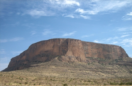 Mali verticale - Il racconto di un viaggio di arrampicata in Mali alle Aiguilles du Garmi, meglio conosciuto come Mano di Fatima, a cura di Alessandro Beber.