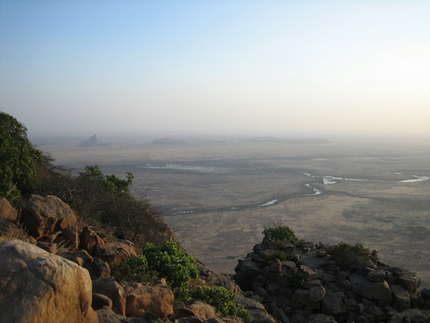 Mali verticale - Il racconto di un viaggio di arrampicata in Mali alle Aiguilles du Garmi, meglio conosciuto come Mano di Fatima, a cura di Alessandro Beber.