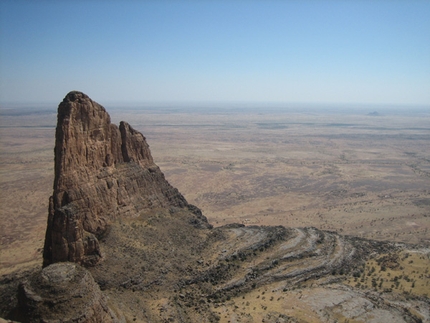 Mali verticale - Il racconto di un viaggio di arrampicata in Mali alle Aiguilles du Garmi, meglio conosciuto come Mano di Fatima, a cura di Alessandro Beber.