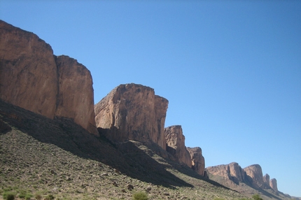 Mali verticale - Il racconto di un viaggio di arrampicata in Mali alle Aiguilles du Garmi, meglio conosciuto come Mano di Fatima, a cura di Alessandro Beber.