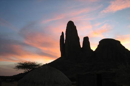 Mali verticale - Il racconto di un viaggio di arrampicata in Mali alle Aiguilles du Garmi, meglio conosciuto come Mano di Fatima, a cura di Alessandro Beber.