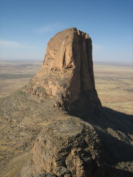 Mali verticale - Il racconto di un viaggio di arrampicata in Mali alle Aiguilles du Garmi, meglio conosciuto come Mano di Fatima, a cura di Alessandro Beber.