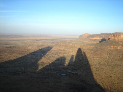 Mali verticale - Il racconto di un viaggio di arrampicata in Mali alle Aiguilles du Garmi, meglio conosciuto come Mano di Fatima, a cura di Alessandro Beber.