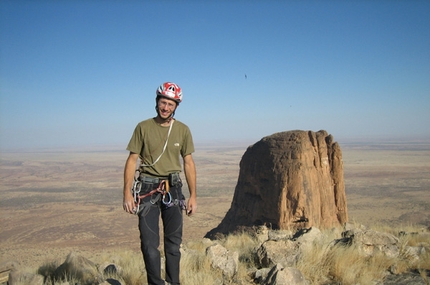 Mali verticale - Il racconto di un viaggio di arrampicata in Mali alle Aiguilles du Garmi, meglio conosciuto come Mano di Fatima, a cura di Alessandro Beber.