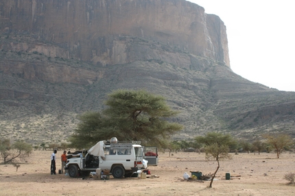 Mali verticale - Il racconto di un viaggio di arrampicata in Mali alle Aiguilles du Garmi, meglio conosciuto come Mano di Fatima, a cura di Alessandro Beber.