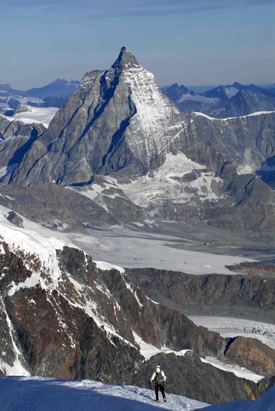 Tutte le cime del M.te Rosa più il Cervino - Simone in discesa dal Lyskamm. Il Cervino è ancora molto lontano!