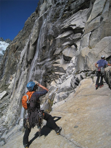 First ascents in Piritas Valley, Rio Turbio, Patagonia - In February a small American team of climbers carried out a first ascent of Voces en la Noche, (V 5.11 A0) on Pirita Right in the remote Argentian Piritas Valley, Rio Turbio, while a Canadian team produced Todos los Caballos Lindos (5.11-) on Pirita Central.