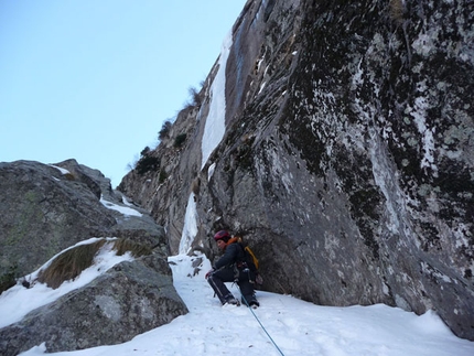 Mello's Moon, new icefall in Val di Mello - On 16/01/2009 Fabio Salini and Manuel Panizza carried out the first ascent of Mello's Moon (180m, III-5+), a rare ice formation in Val di Mello, Val Masino. 