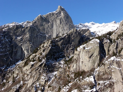 Mello's Moon, new icefall in Val di Mello - On 16/01/2009 Fabio Salini and Manuel Panizza carried out the first ascent of Mello's Moon (180m, III-5+), a rare ice formation in Val di Mello, Val Masino. 