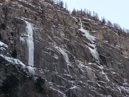 Mello's Moon, new icefall in Val di Mello - On 16/01/2009 Fabio Salini and Manuel Panizza carried out the first ascent of Mello's Moon (180m, III-5+), a rare ice formation in Val di Mello, Val Masino. 